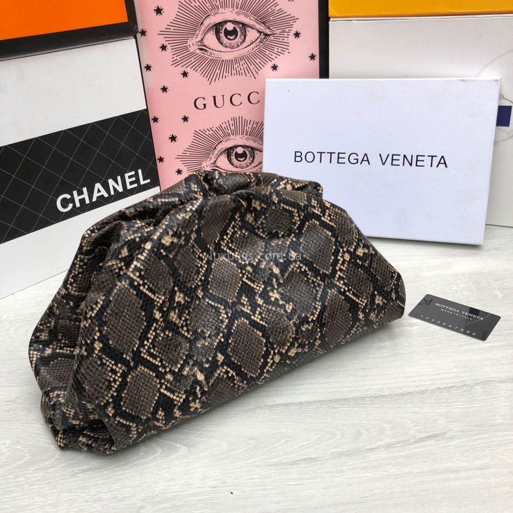 Стильная женская сумка Pouch Bottega Veneta под кожу змеи