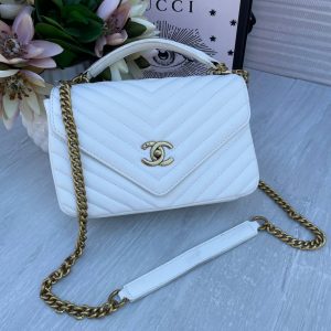 Брендовая сумочка от Chanel белая.