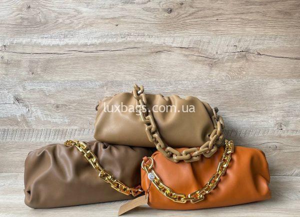 Кожаные сумки Bottega Veneta клатчи – The chain Pouch с цепью.