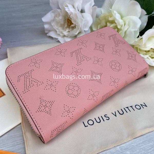 Розовый кошелек Луи Виттон с тиснением.
