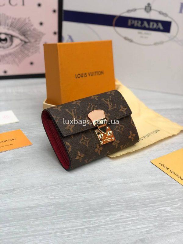 Складной небольшой кошелёк Louis Vuitton с логотипами.