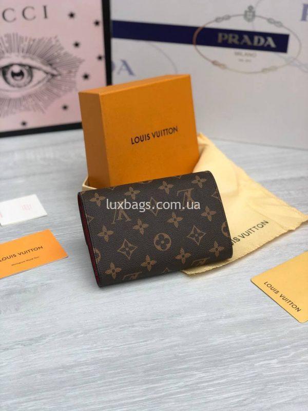 Складной небольшой кошелёк Louis Vuitton из фирменного материала с логотипами.