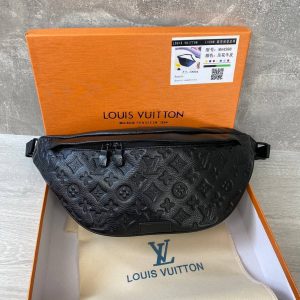 Нагрудная-поясная сумка Louis Vuitton.